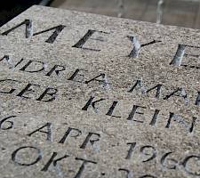 Gefrästen Schriften an einem Grabmal