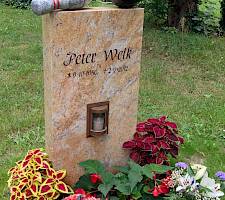 Grabstein aus Granit für einen Kegelfan