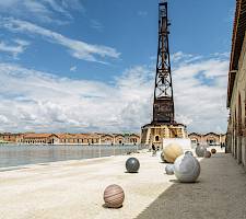 Biennale Festival Kugeln für Künstlerin Alicja Kwade