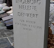 Modernes Grabdenkmal mit gefräster Schrift