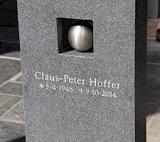 Moderner Grabstein mit Ornament