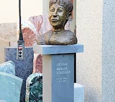 Grabstein Auftragsarbeit mit Büste aus Bronze