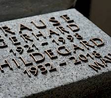 Bündig eingelassene Metallschriften